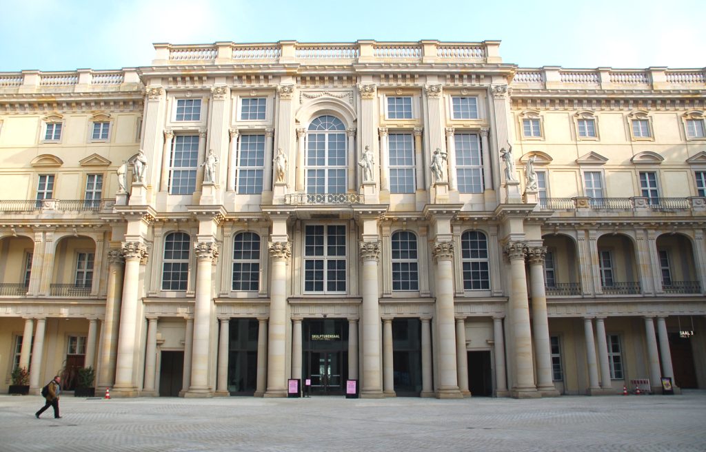 Forum Humboldtów. Centralna część głównej, północnej fasady. Fot. Cezary Rudziński