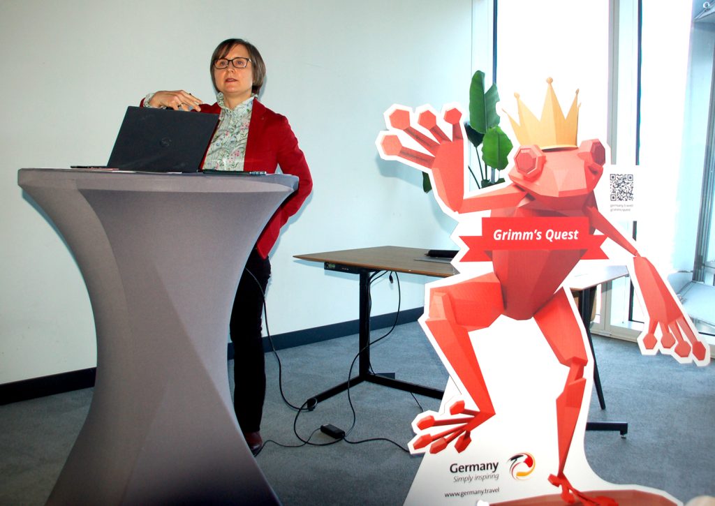 Prof. Eliza Pieciul-Kamińska prezentuje życie i twórczość Braci Grimm. Fot. Cezary Rudziński