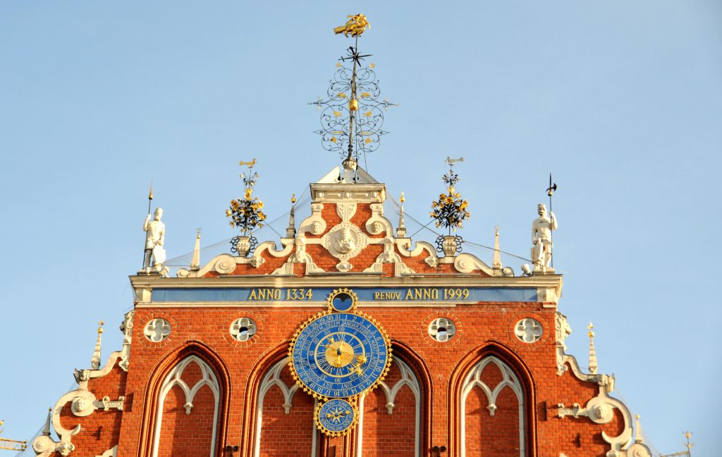 Ryga. Szczyt frontonu Domu Bractwa Czarnogłowych. Fot. Cezary Rudziński