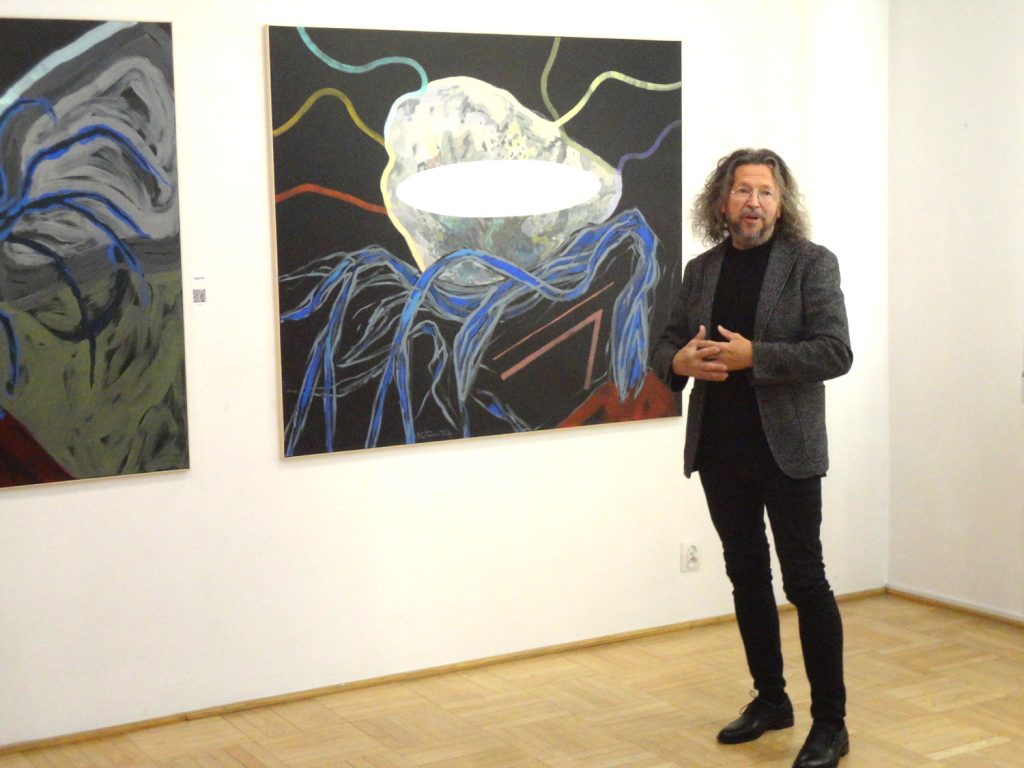 Artysta prezentuje swoje obrazy. Fot. Cezary Rudziński