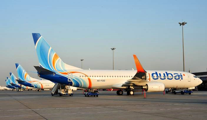 Samolot linii flydubai na lotnisku