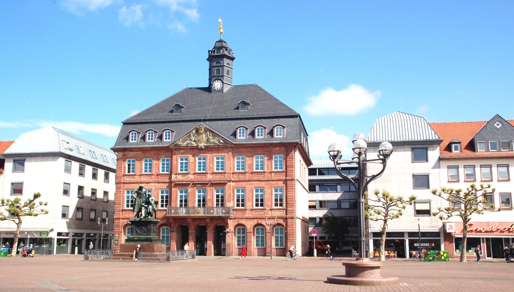 Ratusz i Narodowy Pomnik Braci Grimmów w Hanau - fot. Cezary Rudziński