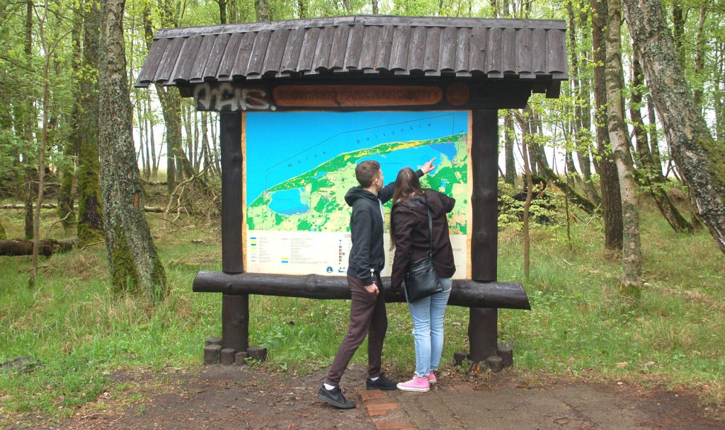 Dokąd pojedziemy? - Turyści przed mapą polskiego wybrzeża Bałtyku. Fot. Cezary Rudziński