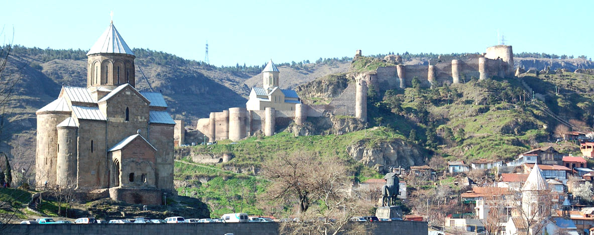 Tbilisi. Stare Miasto. Na pierwszym planie katedra Metechska (Matki Bożej) z XIII w. Na skarpie rzeki Mtkwari. W tle średniowieczna twierdza Narikała. Fot. © Cezary Rudziński