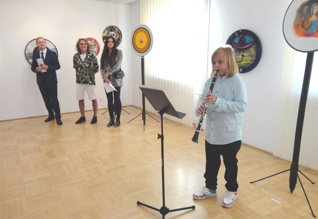 Masza Manicka gra przed otwarciem wystawy. Fot. Cezary Rudziński