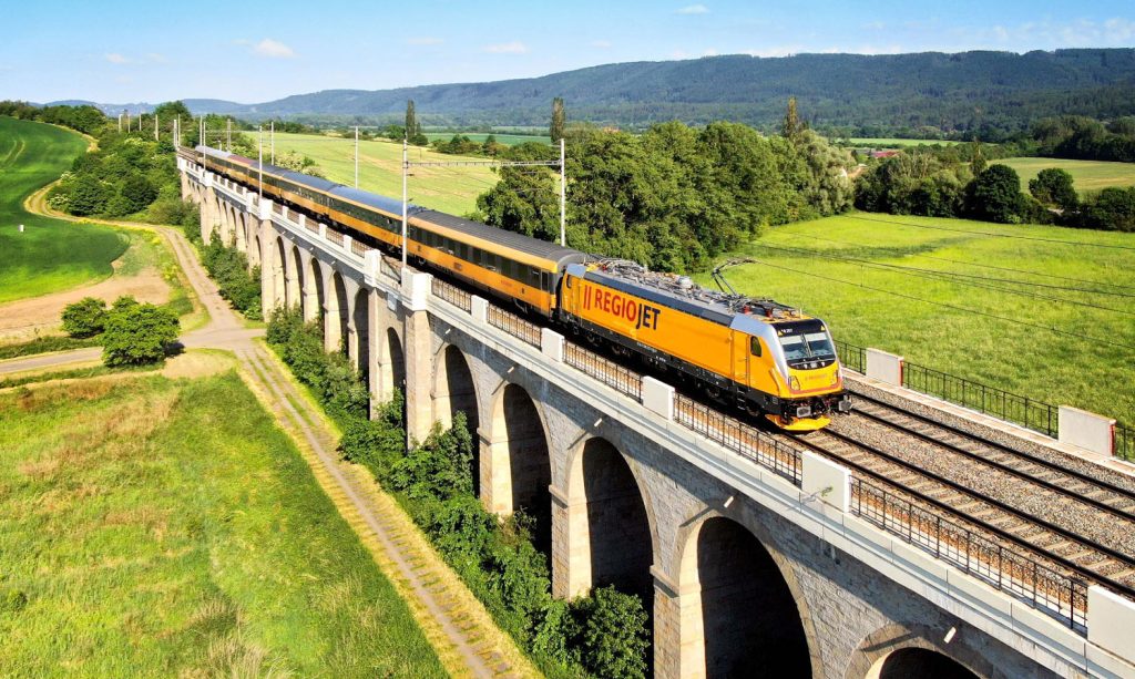Pociąg Regio Jet na trasie. fotografia prasowa.
