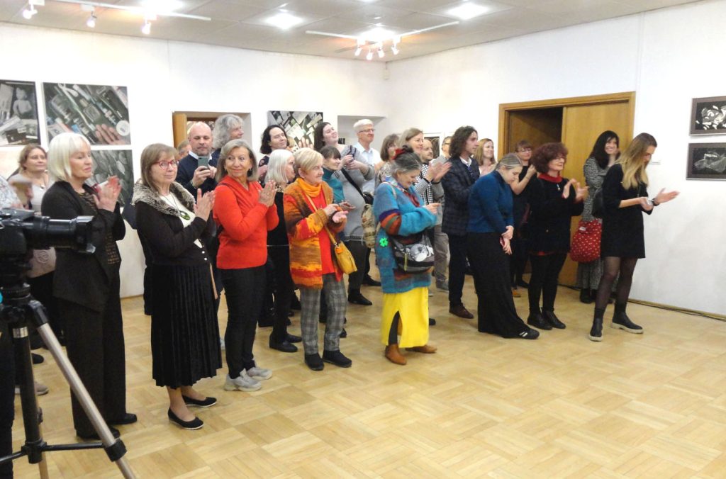 Brawa na wernisażu dla artystów. Fot. Cezary Rudziński