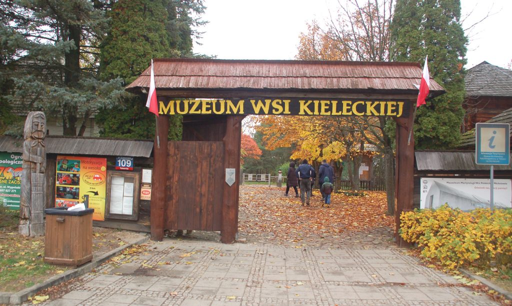 Brama wejściowa do Muzeum Wsi Kieleckiej w Tokarni. Fot. Cezary Rudziński