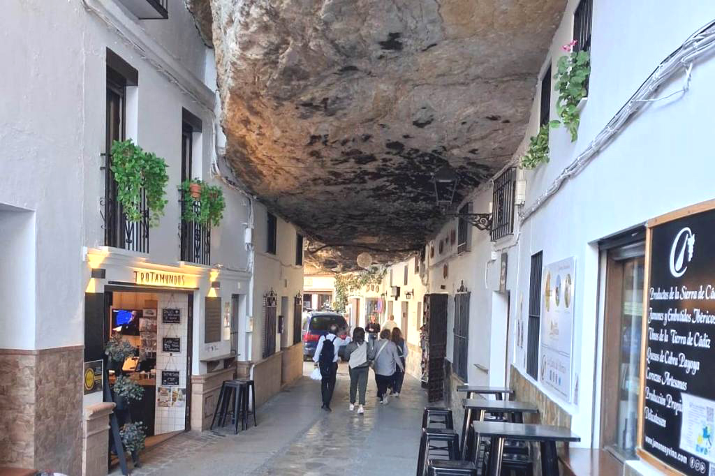 Sentenil. Uliczka pod skałą. Fot. Anna Ochremiak