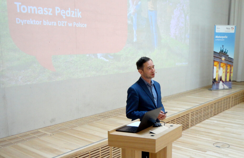 Dyr. Tomasz Pędzik otwiera prezentację. Fot. Cezary Rudziński