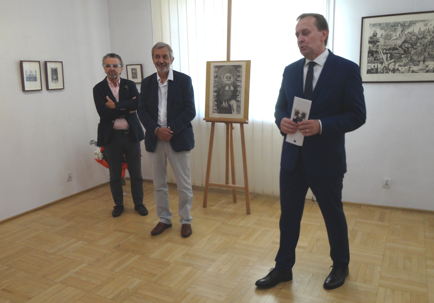 Dyr. Milan Novotny w towarzystwie Piotra Radziejowskiego i Jacka Wiśniewskiego, zamyka wystawę. Fot. Cezary Rudziński